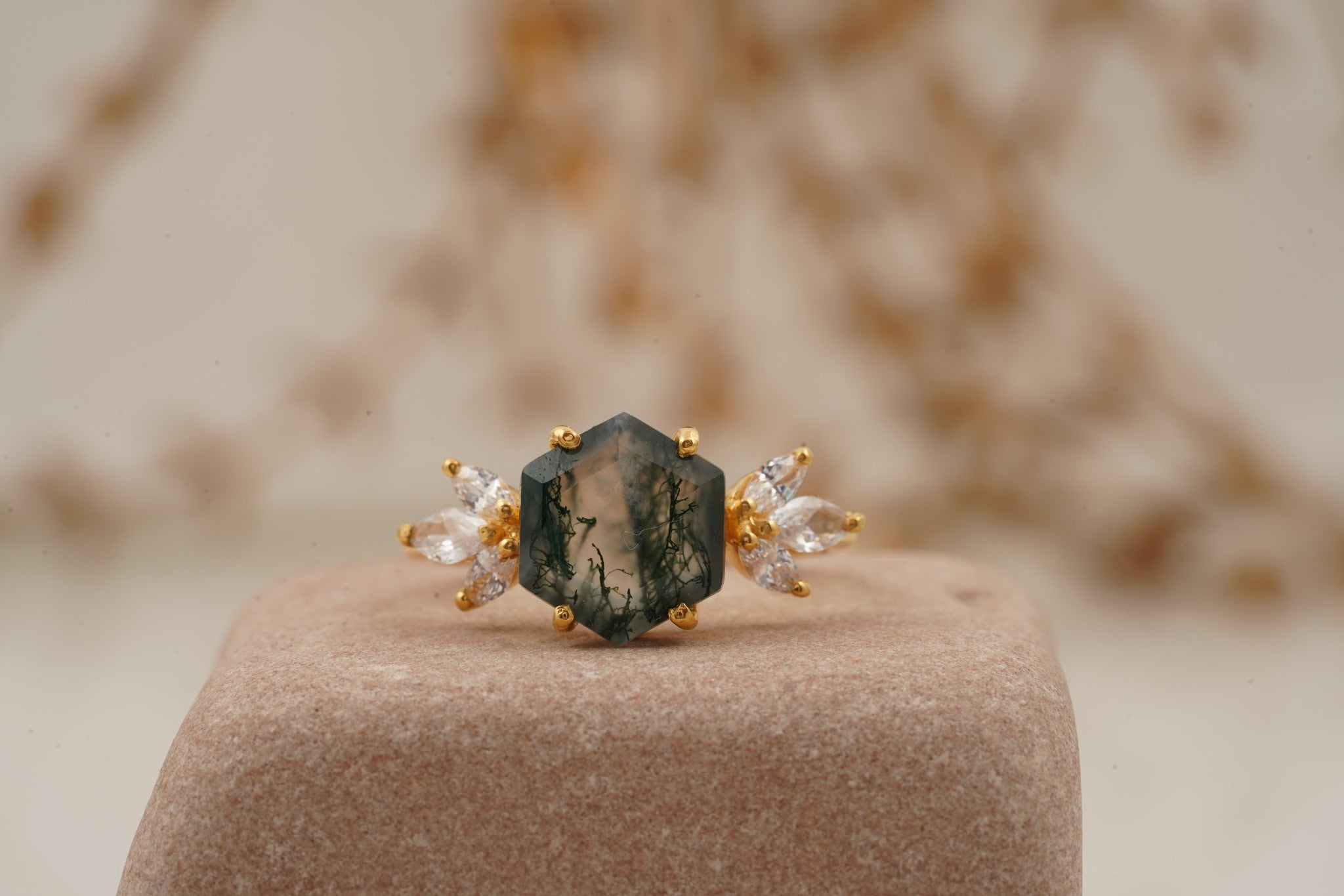 Moss Agate Engagement Rings: The Nature-Inspired Trend Captivating USA Brides in 2025 - Gigiscc