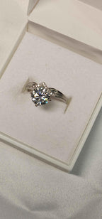 Stunning 2ct Round Brilliant Cut offset Moissanite Solitaire setting in White Gold - Gigiscc