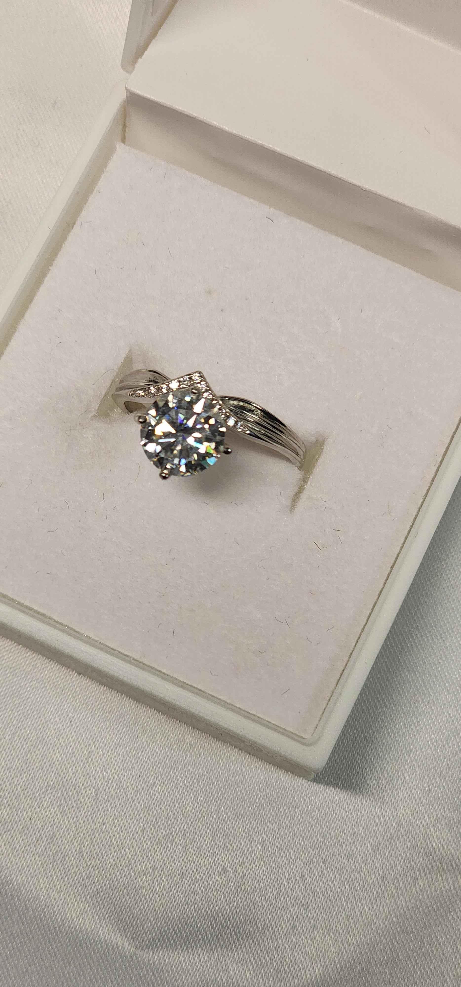 Stunning 2ct Round Brilliant Cut offset Moissanite Solitaire setting in White Gold - Gigiscc