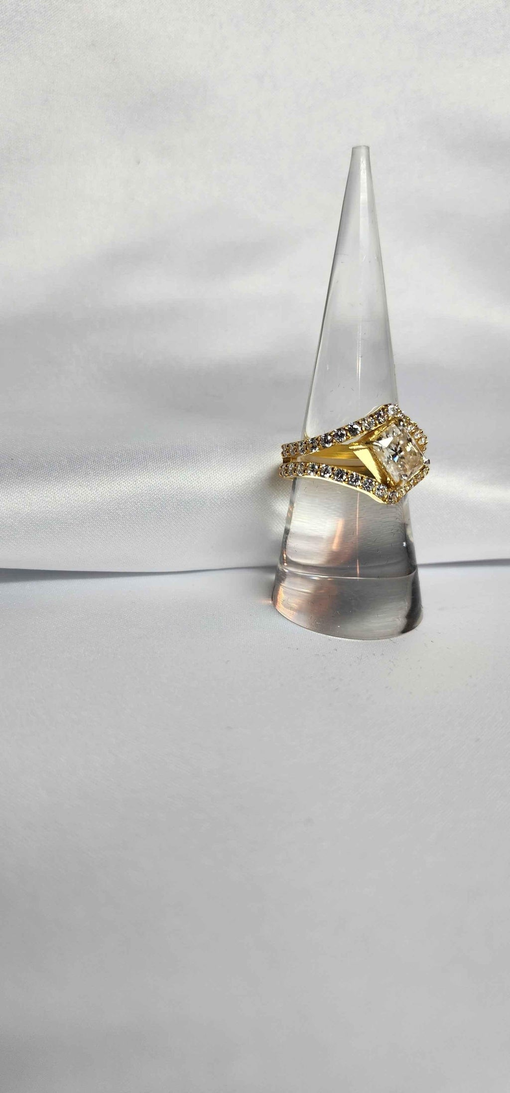 2ct Radiant Cut Moissanite with guard setting. - Gigiscc