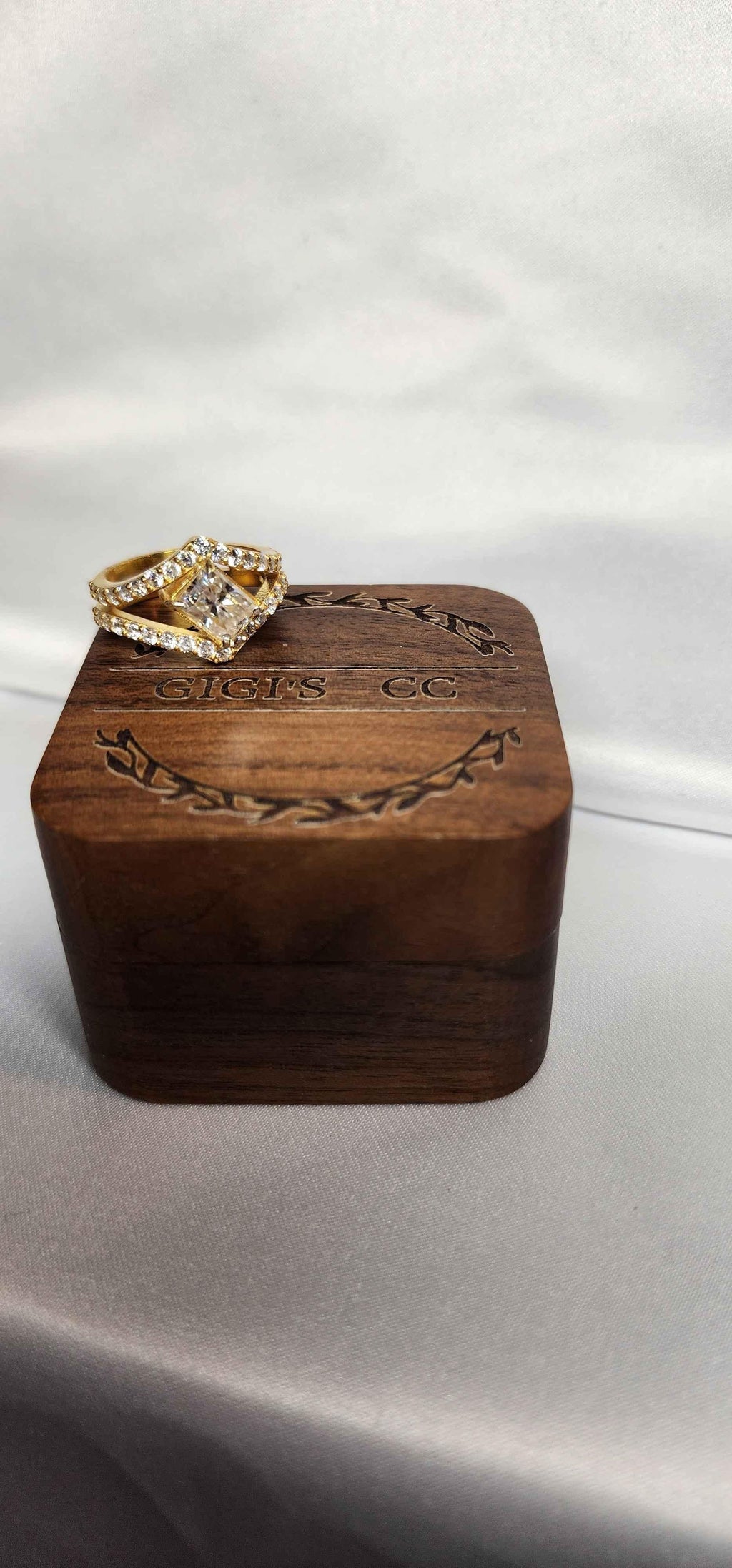 2ct Radiant Cut Moissanite with guard setting. - Gigiscc