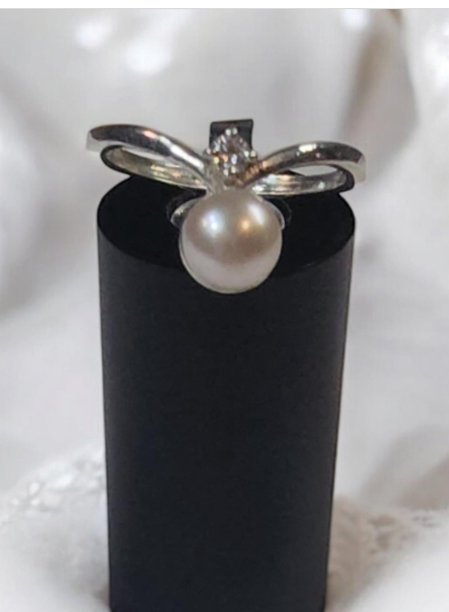 Offset Sterling Silver ring adorned with a 5mm luminous pearl at the center