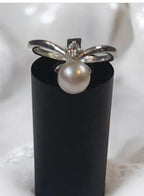 Offset Sterling Silver ring adorned with a 5mm luminous pearl at the center - Gigiscc