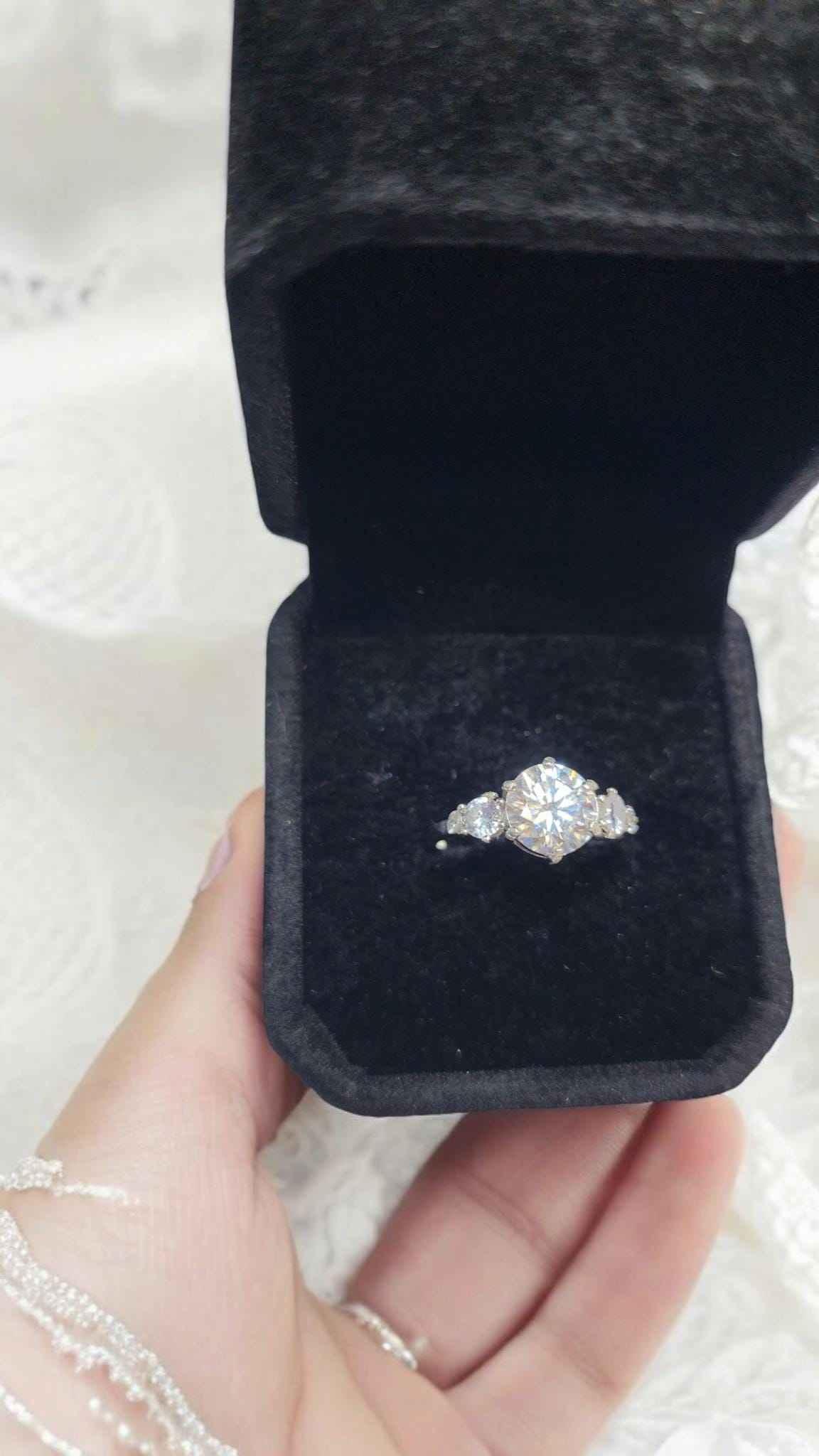 4ctw Elegant Brilliant Cut Moissanite 5 stone Moissanite Solitaire Ring - Gigiscc