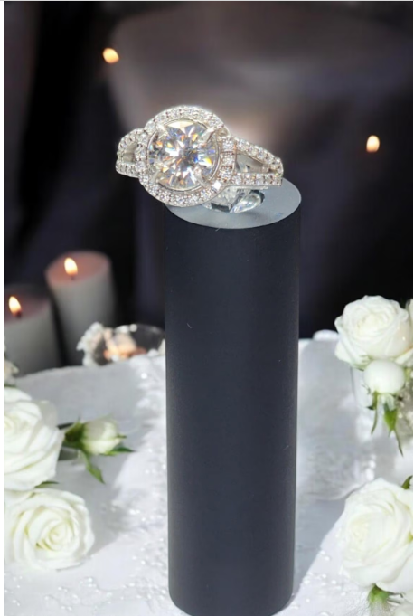 Exquisite 8mm 2ct Round Halo Moissanite Ring