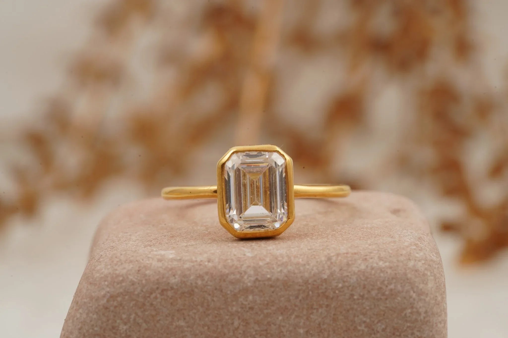 Emerald 1.5Ct Bezel Moissanite Engagement Ring - Gigiscc