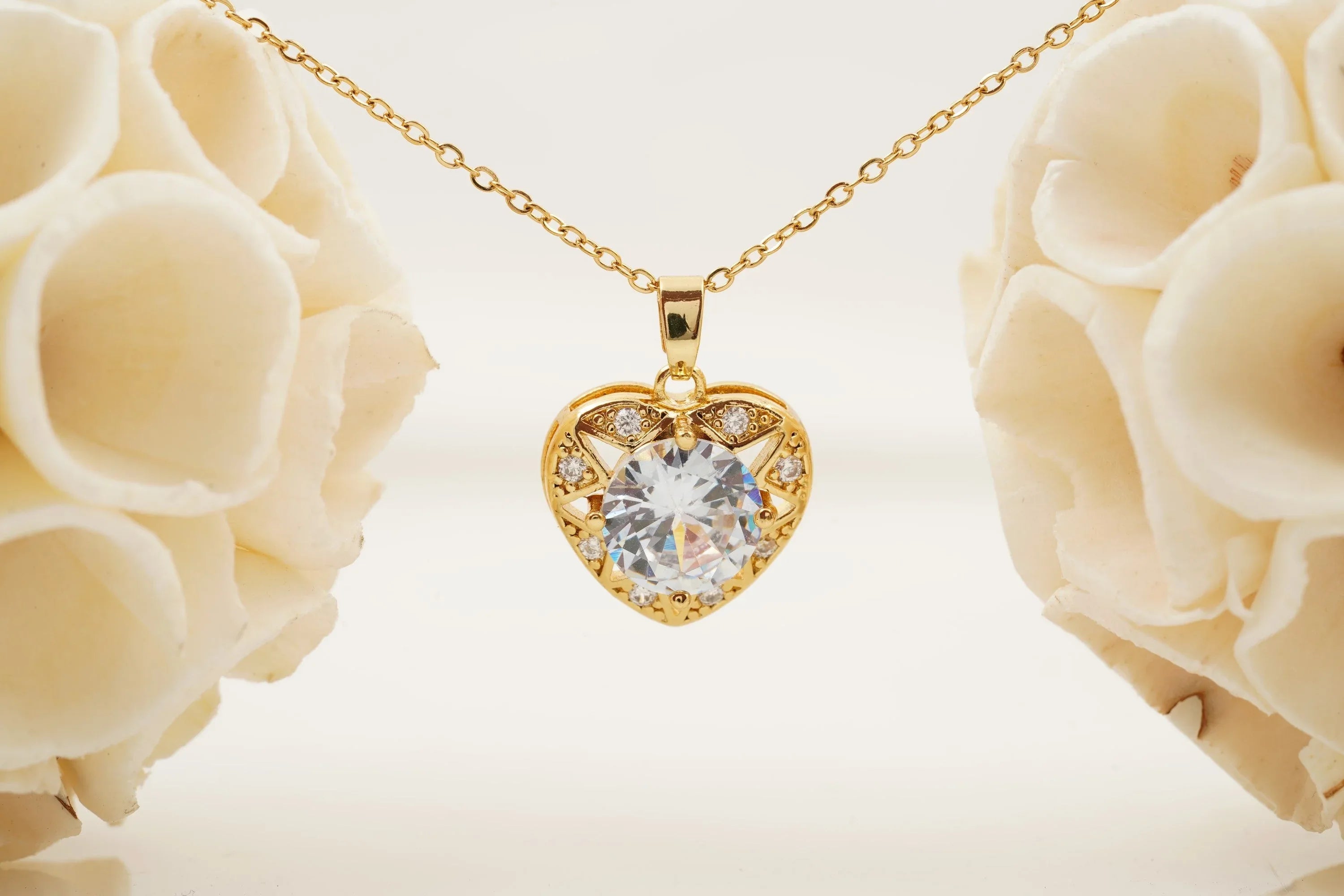 Diamond Heart Shaped Necklace for Women With Gold Chain - Gigiscc