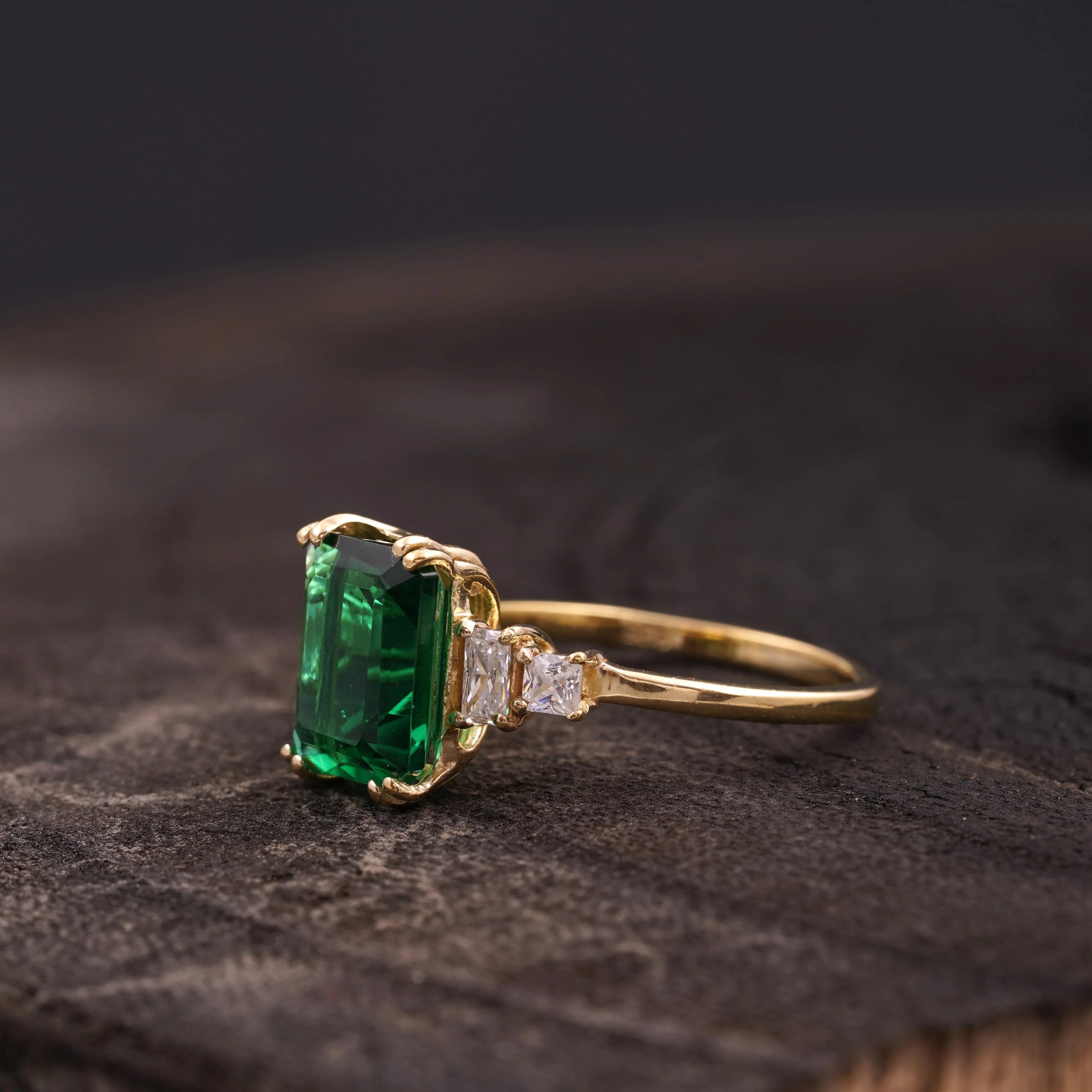 Baguette Cut Moissanite & Green Emerald Ring - Gigiscc