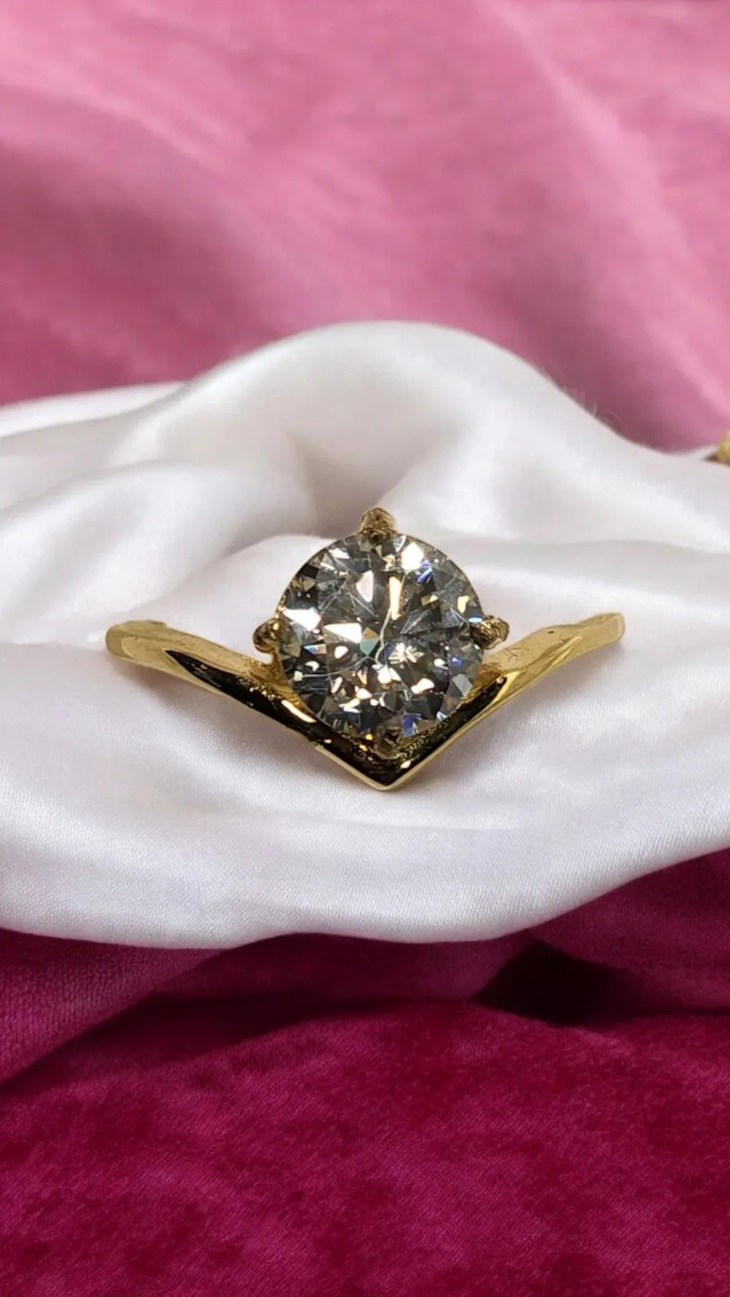Stunning 2ct Round Brilliant Cut offset Moissanite Solitaire setting. - Gigiscc