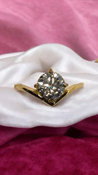 Stunning 2ct Round Brilliant Cut offset Moissanite Solitaire setting. - Gigiscc