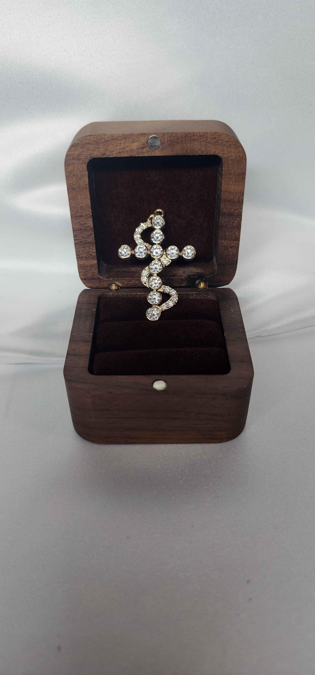 6ctw Moissanite 14k gold Cross Pendant Elegant Moissanite Necklace. GRA Certified, VVS1. - Gigiscc