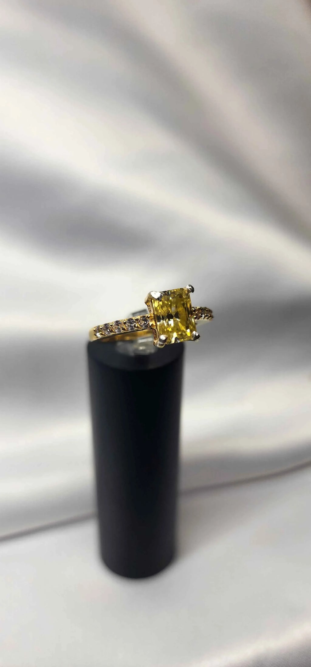 2ct Radiant Cut Moissanite with guard setting. - Gigiscc