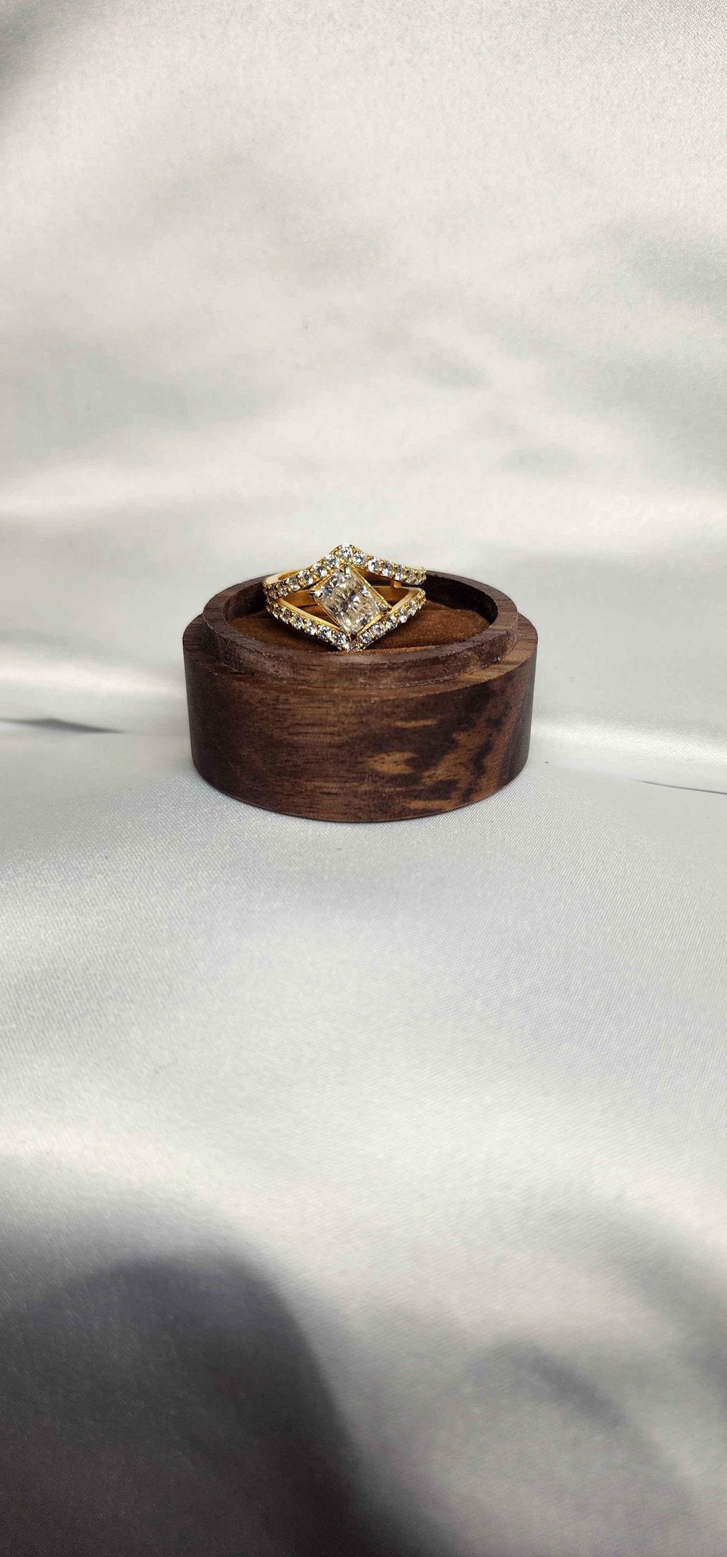 2ct Radiant Cut Moissanite with guard setting. - Gigiscc